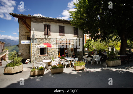 Ristorante caffetteria bar nella piazza del villaggio al clan nelle Alpes Maritimes, Provenza, Francia Foto Stock