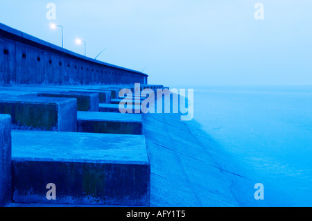 La costa di Fylde seawall invecchiamento e le misure di difesa contro le inondazioni ora sostituito nel nuovo programma annunciato dall'Agenzia europea dell'ambiente Foto Stock