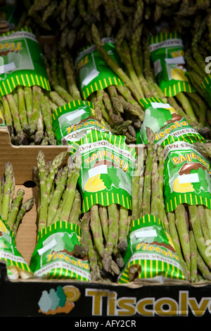 Freschi asparagi francese in pacchetti per la vendita su pressione di stallo durante il mercato francese Sudbury Suffolk in Inghilterra Foto Stock