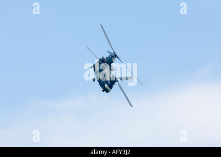 Boeing Chinook HC2 elicottero da n. 18 Squadron RAF Odiham Royal Air Force vola nel cielo blu e nuvole bianche a Fairford Inte Foto Stock