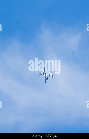 Eurofighter Typhoon F2 Royal Air Force vola capovolto in ripida salita nel cielo blu Fairford Foto Stock