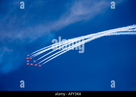 Le frecce rosse Royal Air Force RAF aerobatic team display in aerei da addestramento Hawk a Fairford international air show 2006 display Foto Stock