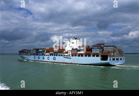 Contenitore della nave 'Cosco Cina" entrando nel porto di Felixstowe nel Suffolk, Gran Bretagna il contenitore più grande porto. Foto Stock