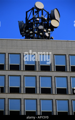 La comunicazione via satellite piatti sulla parte superiore di un blocco di uffici, Essen, Nord Reno-Westfalia, Germania. Foto Stock