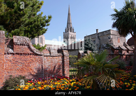 La guglia della cattedrale di Chichester è vista dai Bishops Palace Gardens, West Sussex, Inghilterra, Regno Unito Foto Stock