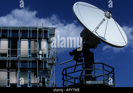 Parabola satellitare presso il West Deutscher Rundfunk (WDR) TV e radio studios in Dusseldorf, Renania settentrionale-Vestfalia (Germania). Foto Stock