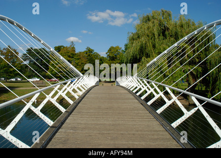 Vista ravvicinata alla ricerca attraverso la farfalla Ponte sul Fiume Great Ouse Bedford Inghilterra Foto Stock