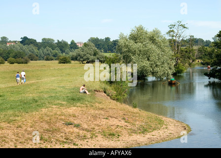 Lowland acqua prato paesaggio e barche a remi sul fiume Stour a Dedham nel cuore del Constable Paese Essex Suffolk confine est Anglia Inghilterra UK Foto Stock