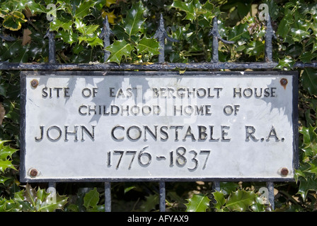 East Bergholt segno sulla recinzione di una registrazione di localizzazione in tempo di casa d'infanzia di John Constable RA a East Bergholt Suffolk House East Anglia England Regno Unito Foto Stock