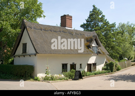 Ponte cinquecentesco Cottage Flatford accanto al fiume Stour dipinta da John Constable vicino Oriente Bergholt Suffolk Essex border Foto Stock