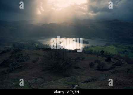 Fasci di luce al di sopra di Rydal acqua, Lake District UK Foto Stock