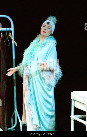 Susan Wooldridge in una scena da stasera alle 8 30 da Terence Rattigan, Chichester Festival Theatre, Sussex, Regno Unito. Luglio 2006 Foto Stock