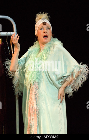 Susan Wooldridge in una scena da stasera alle 8 30 da Terence Rattigan a Chichester Festival Theatre, Chichester, Sussex, Regno Unito. Luglio 2006 Foto Stock