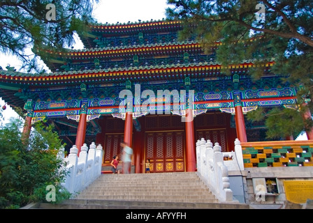 Pechino CINA, antico monumento colorati 'Il Padiglione Wanchun' in 'Parco Jingshan' Foto Stock