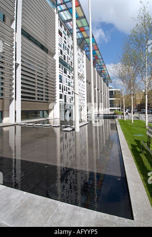 Moderna sede del governo britannico, uffici civili, uffici di lavoro, edificio Le opere d'arte in vetro colorate di Marsham Street presentano l'ingresso a Londra UK Foto Stock