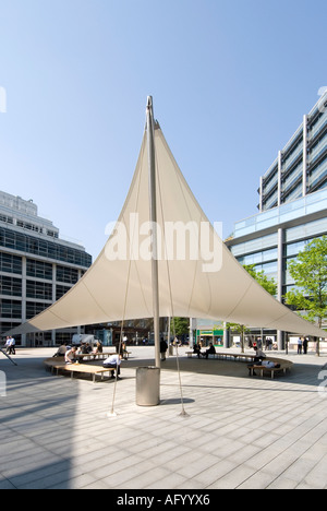 Zona della città edifici per uffici e spazio aperto nelle vicinanze del Liverpool Street station fa parte della rigenerazione di Spitalfields Foto Stock