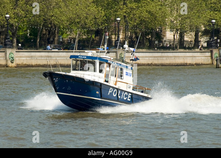 Londra Tamigi la Metropolitan Police motore imbarcazione di pattuglia che viaggiano a velocità elevata Foto Stock