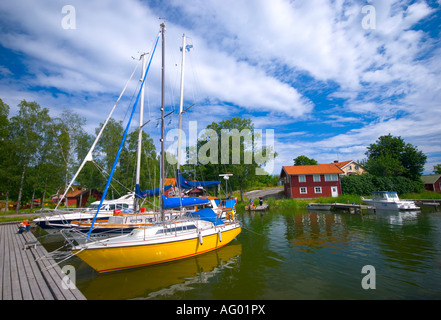 Barca a vela nei 24.000 isole arcipelago di Stoccolma è una vacanza molto popolari per attività svedesi. Möja è un isola di arresto classica Foto Stock