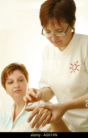 Doctor applys accupuncture aghi per la mano Foto Stock