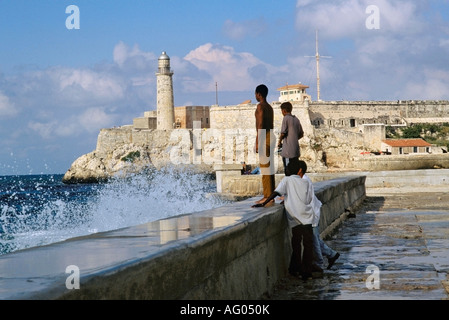 Vista di El Morro il forte che si affaccia sull'ingresso al porto di Havana dal mare parete lungo l'Avana s Malecón Foto Stock