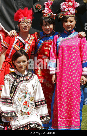 Ragazze cinesi in costumi tradizionali Foto Stock