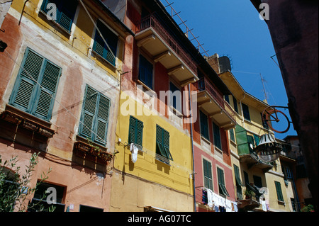 Finestre con persiane in stretti vicoli del borgo di Portofino Riviera Italiana Italia Foto Stock