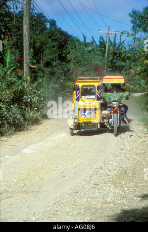 Il giallo del triciclo in luoghi polverosi lane , Boracay Island Foto Stock