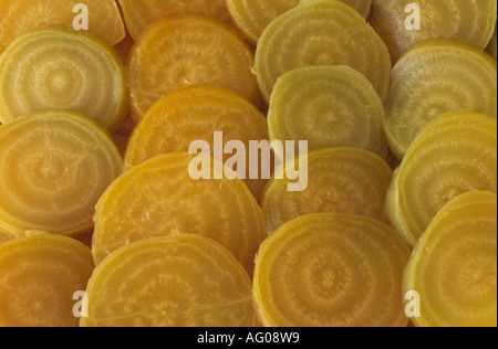 Beta vulgaris " Burpee Golden' giallo barbabietole cotte, sbucciati e tagliati a pezzi. Foto Stock