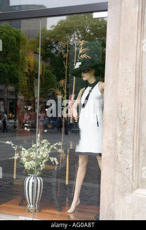 Un negozio di moda si trova a Shanghai Xin Tian Di quale area di Shanghai è attrazione turistica luogo. Foto Stock