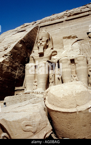 Close up di figura presso il grande tempio di Ramses II, Abu Simbel Egitto Foto Stock