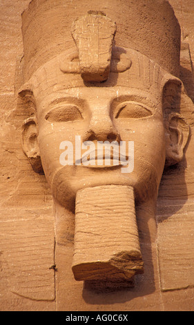 Dettaglio di una faccia di una delle Statue colossali custodendo l ingresso del Grande Tempio di Abu Simbel Foto Stock