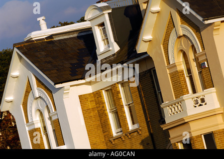 Victorian edwardian case sul lungomare espanade a Cowes sull'isola di Wight in la calda luce della sera Foto Stock