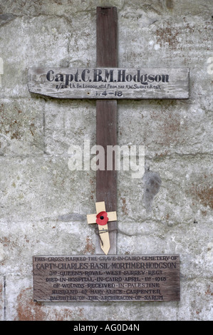 Originale della prima guerra mondiale la sepoltura cross presso la Cattedrale di Salisbury Wiltshire Foto Stock