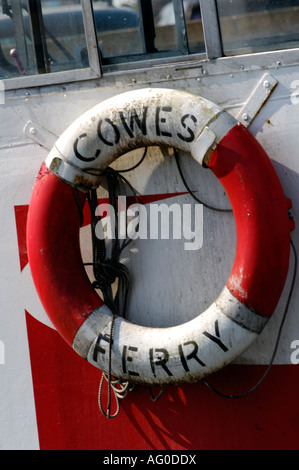 Anello lifebouy sulla east west cowes galleggiante ponte traghetto per attraversare il fiume medina sulla isola di Wight Foto Stock