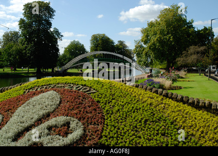 Embankment Gardens e ferro vittoriano arch passerella sul Fiume Great Ouse Bedford Inghilterra Foto Stock