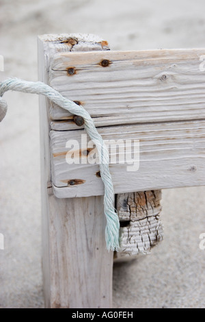 Mezzo sepolto netting recinto di sabbia bianca, Barra, Ebridi Esterne, Scotland, Regno Unito Foto Stock