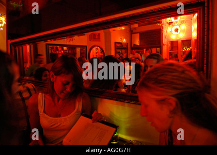 Bar in scena "Nanotchka' Lilinblum street, Tel Aviv, Israele Foto Stock