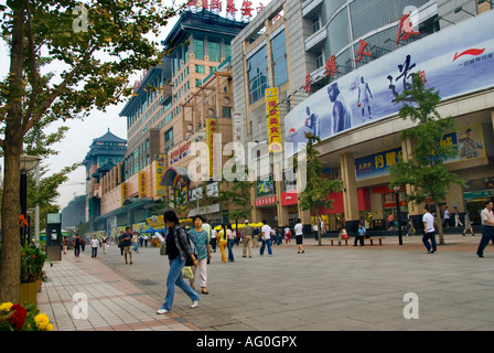 Pechino CINA, Shopping esterno General Street Scene 'Wangfujing Street' Centro commerciale Citta' 'Xia Zhong Guo' asia Road, citta' Cinese trafficata, Foto Stock