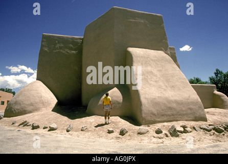 Una vista della parte posteriore del famoso Ranchos de Taos chiesa a Taos New Mexico alla base delle Montagne del Sangre de Cristo Foto Stock