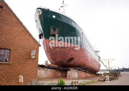 Skurin in bacino di carenaggio di un grande vecchio ocean freighter suo bow thruster e ancore che mostra tirata fino in drydock Foto Stock