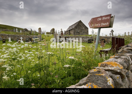 Le rovine di una chiesa del XII secolo di Cille Bharra sulla barra, Ebridi Esterne, Scozia Foto Stock