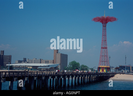 Le Siepi Pier con il Parachute Jump, Coney Island, Coney Island, Brooklyn, New York City, Stati Uniti d'America Foto Stock