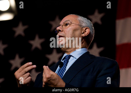 Colin Powell parla di fronte sullo sfondo di una bandiera statunitense. Foto Stock