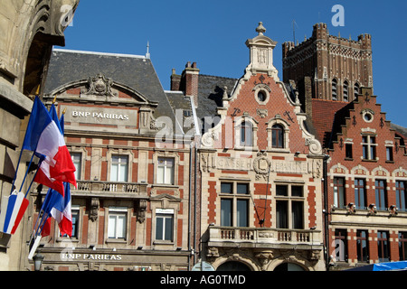 La Bethune nella Francia del nord Europa. Stile fiammingo edifici a capanna sulla Grand Place Foto Stock