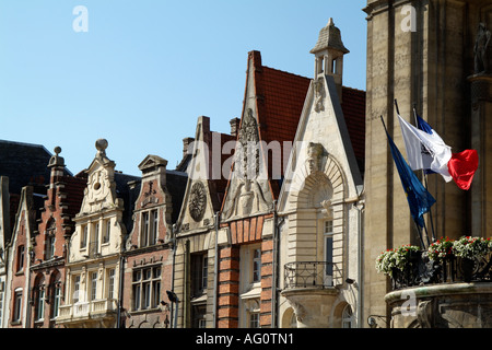 La Bethune nella Francia del nord Europa. Stile fiammingo edifici a capanna sulla Grand Place Foto Stock