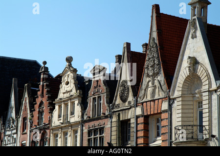 La Bethune nella Francia del nord Europa. Stile fiammingo edifici a capanna sulla Grand Place Foto Stock