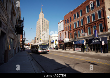 Vista ovest su North Avenue a Bucktown Wicker Park Chicago Northwest Torre o Coyote edificio in background Foto Stock