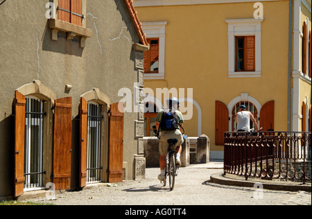 La città vecchia Boulogne FRANCIA del nord Europa. Escursioni in bicicletta lungo i bastioni nella città vecchia Foto Stock