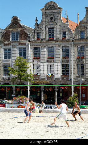 Beach volley di essere riprodotti nel centro della città di Arras Francia del nord Europa Foto Stock