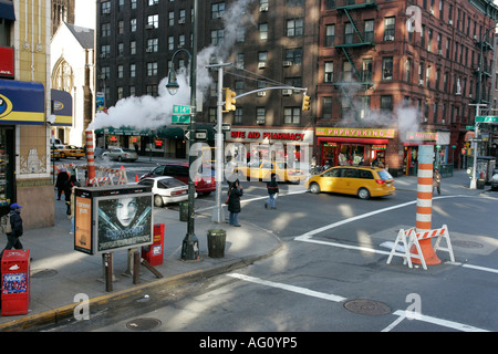 Valvola di sfiato del vapore intersezione crosswalk giallo traffico di cabina 7 e West 14th street Greenwich Village di New York City New York STATI UNITI D'AMERICA Foto Stock